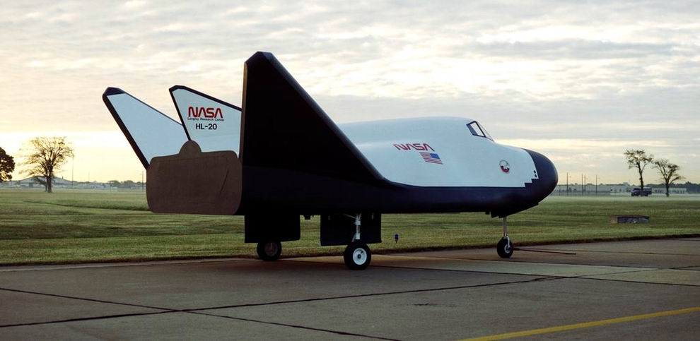 Le HL20 &eacute;labor&eacute; par Langley devait beaucoup emprunter au BOR russe. La maquette compl&egrave;te, am&eacute;nagements int&eacute;rieurs compris sera r&eacute;alis&eacute;e d&egrave;s 1992. On songe d&eacute;j&agrave; &agrave; l’&eacute;poque &agrave; un &laquo; canot de sauvetage pour le station orbitale am&eacute;ricaine Freedom.