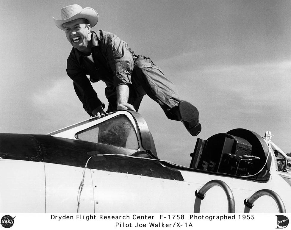 Difficile pour le texan Joe Walker de renier ses origines de cow-boy, m&ecirc;me &agrave; bord du X-1 , ici, en 1955 (et plus tard du X-15). Il se tuera en 1966, &agrave; bord d’un Starfighter, entra&icirc;nant avec lui le crash du XB-70.