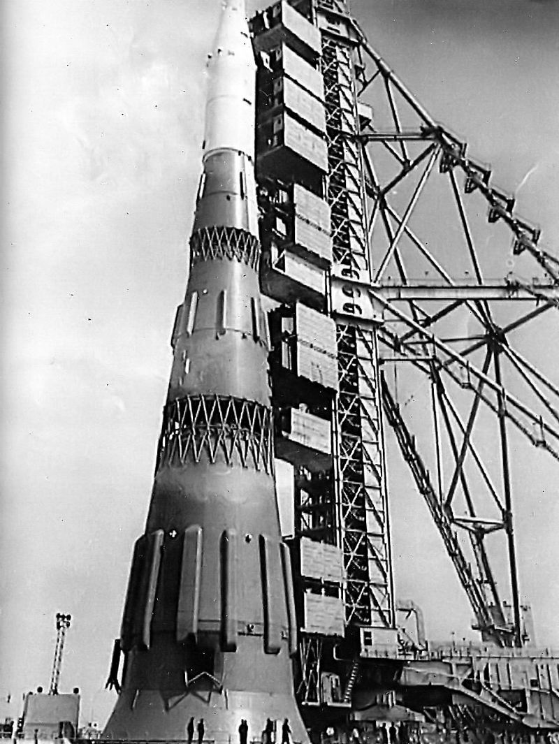 En 1968, tous les espoirs des russes reposent sur la gigantesque fus&eacute;e N1 (105 m de haut, 2700 tonnes). Quatre exemplaires se volatiliseront avant que les sovi&eacute;tiques abandonnent l’id&eacute;e d’un atterrissage humain sur la Lune. 