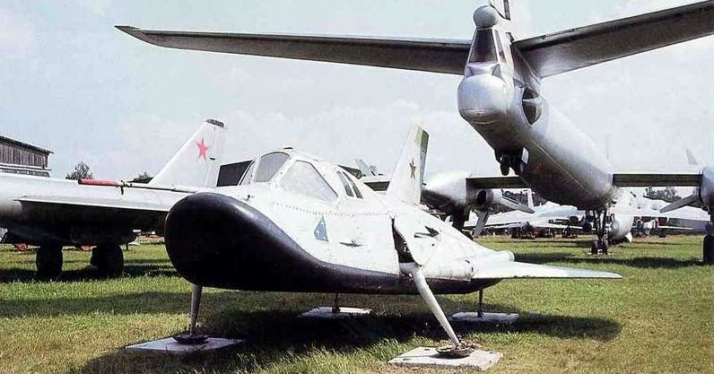 A Monino, expos&eacute; en plein air, le premier lifting body russe:  l’EPOS de Mikoyan-Gourevitch (Mig 105), mod&egrave;le atmosph&eacute;rique, autonome, &agrave; patins, r&eacute;acteur (sur le dos) et ailes repliables.