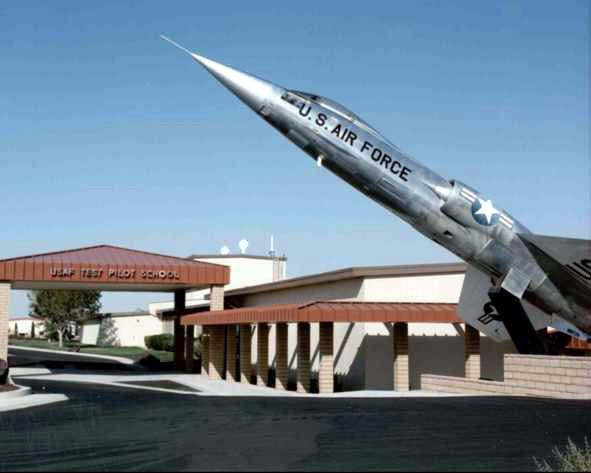 Le commandant en chef du Flying Test Shool d’Edwards n’est autre, en 1962 que le c&eacute;l&egrave;bre Chuck Yeager. L’avion qui tr&ocirc;ne &agrave; l’entr&eacute;e est celui qui a failli lui co&ucirc;ter la vie : lors d’une tentative de record de mont&eacute;e avec ce F-104 &agrave; fus&eacute;e additionnelle, il d&ucirc;t s’&eacute;jecter.