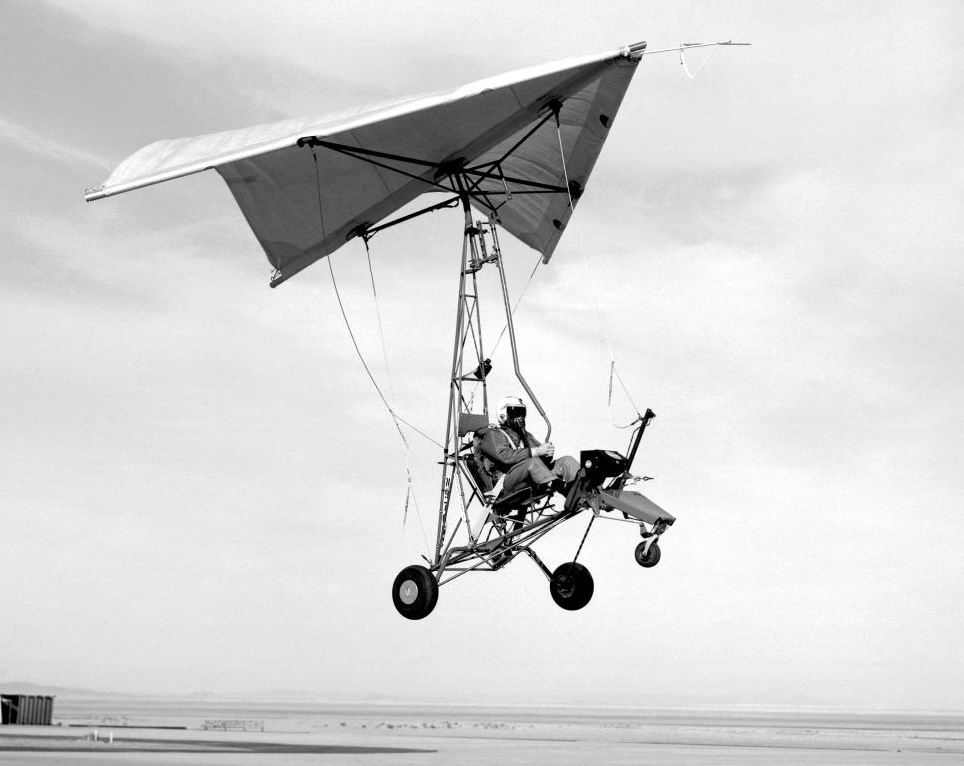 Dans les ann&eacute;es soixante, on a beaucoup test&eacute; le Parasev, un v&eacute;hicule l&eacute;ger soutenu par une aile Rogallo. Cette derni&egrave;re avait &eacute;t&eacute; pressentie pour servir lors des missions Apollo, mais la NASA, prudente, choisira finalement la formule des parachutes classiques