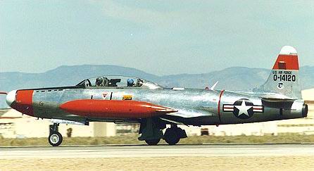 Pour  tester  les liflting bodies, la NASA emploie en 1965 un T-33 de la base de Cornell (Buffalo) &agrave; avant de Starfire, muni de p&eacute;tales qui s’&eacute;cartent sur les r&eacute;servoirs lat&eacute;raux pour simuler le nombre de g de rentr&eacute;e dans l’atmosph&egrave;re. L’appareil est le premier a embarquer un ordinateur de bord &agrave; circuit int&eacute;gr&eacute;.