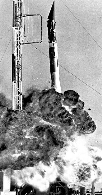 Le  cauchemar spatial am&eacute;ricain commence avec les multiples tentatives de lancement avort&eacute;s de la fus&eacute;e Vanguard, construite par la Navy, charg&eacute;e de mettre en orbite le mini-satellite &laquo; pamplemousse &raquo;, comme le surnommera par d&eacute;rision Kroutchev. C’est la Jupiter C et l’assemblage de derni&egrave;re minute de Von Braun qui r&eacute;ussit &agrave; lancer en 1958 le premier satellite US (Explorer 1).