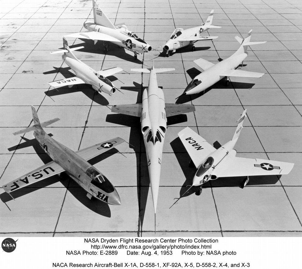 Belle brochette de X-Planes test&eacute;s &agrave; Edwards : de gauche &agrave; droite et de bas en haut : Bell X1-A, Douglas D-558-1 Skystreak, Convair XF-92A, Bell X-5, Douglas D-558-2 Skyrocket, X4 Bantam et Douglas X-3 Stiletto (au centre). 