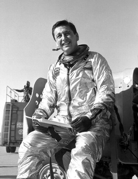 Scott Crossfield, moins connu que Chuck Yeager est n&eacute;anmoins le prince des pilotes &agrave; l’&eacute;poque : il est celui qui poss&egrave;de v&eacute;ritablement l’&eacute;toffe des h&eacute;ros, un leader incontest&eacute;.