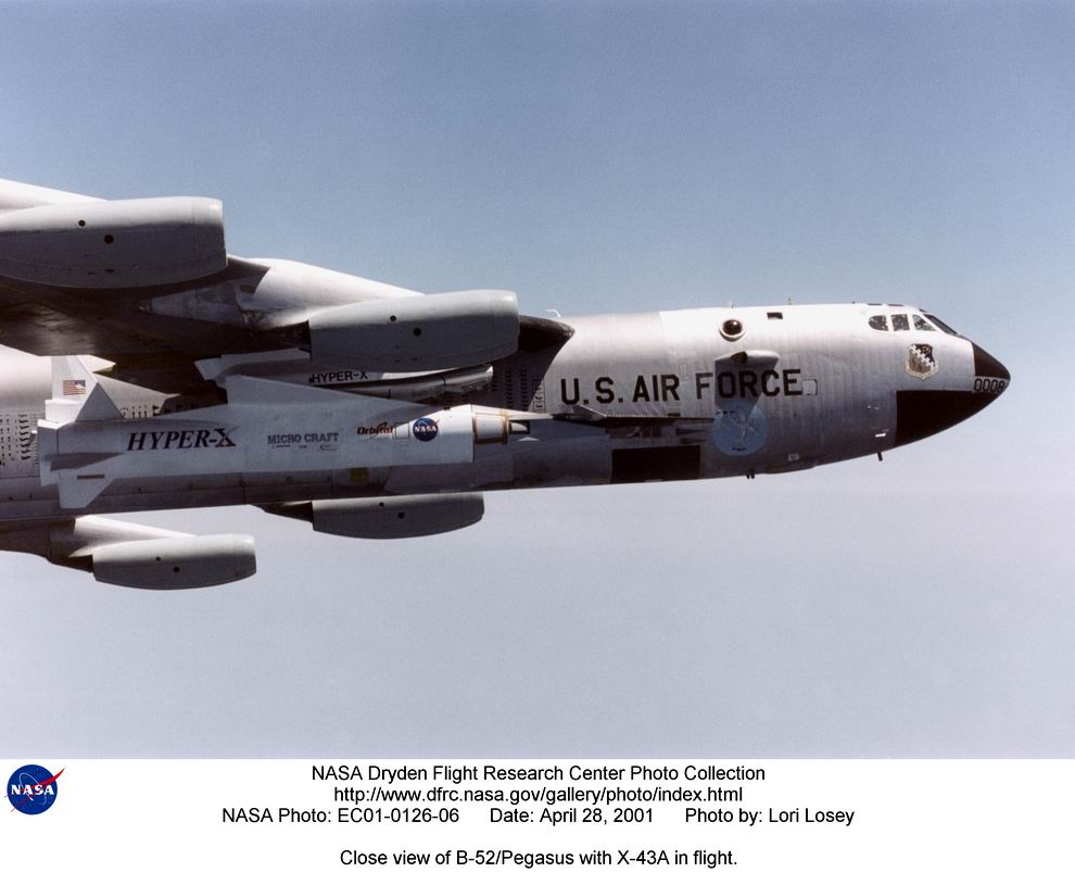 La maquette du X-43 Hyper-X mont&eacute;e au bout de sa fus&eacute;e, elle-m&ecirc;me arrim&eacute;e au v&eacute;t&eacute;ran B-52 de largage.