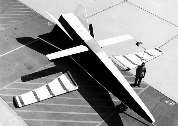 L’Hyper III et ses deux types d’ailes test&eacute;es &agrave; partir d’un emport d’h&eacute;licopt&egrave;re et une vol plan&eacute; radio guid&eacute;. L’appareil ne sera jamais construit en &laquo; dur &raquo;.