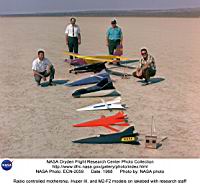 Tous les mod&egrave;les de lifting bodies ont commenc&eacute; comme &ccedil;a : de petites maquettes t&eacute;l&eacute;command&eacute;es, largu&eacute;es d’une maquette porteuse &agrave; moteur thermique.  Ici, deux sortes de M2F3 et 4 versions de l’Hyper III, dont la version &agrave; aile souple (la maquette noire).