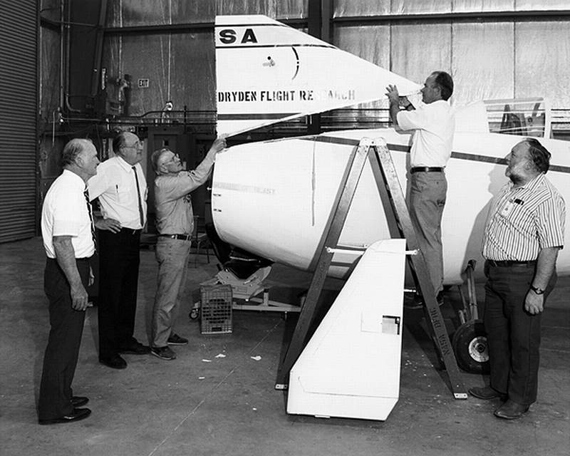 Restauration du M2F1 en 1994. De gauche &agrave; droite on distingue: Bill Dana, Dale Reed, Dan Garrabrant, Dick Fischer, et Dick Klein, qui particip&egrave;rent tous au programme original en 1963.