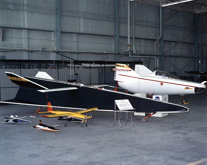 L’incroyable Hyper III, construit en tubes et recouvert de dacron, remis&eacute; &agrave; c&ocirc;t&eacute; de son pr&eacute;curseur le M2F1, et accompagn&eacute; de ses maquettes volantes. Notez l’aile sup&eacute;rieure, qui, en vol, se met dans l’axe et ne se d&eacute;ploie que pour l’atterrissage (fixe ici).