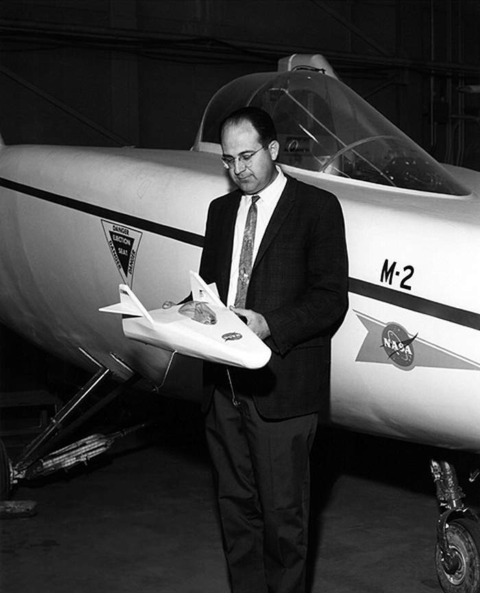 L’inventeur des lifting bodies : Dale Reed, ici devant le M2F1 et sa maquette originelle, test&eacute;e dans son jardin au bout d’une corde, ou tir&eacute;e par une autre maquette radiocommand&eacute;e.