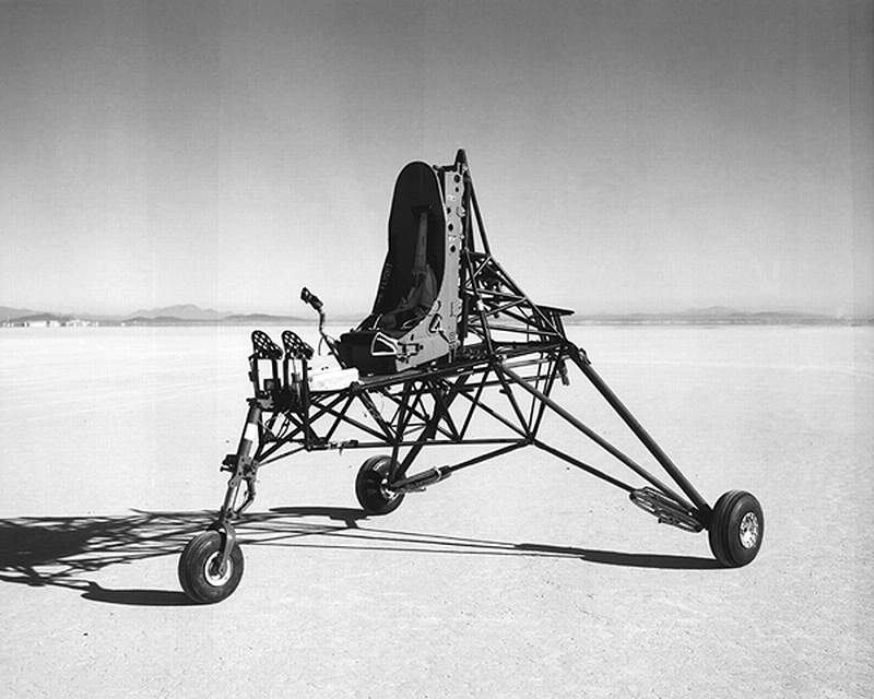 L’incroyable tricycle au cœur du M2F1 : un si&egrave;ge &eacute;jectable mont&eacute; sur 3 roues, on ne peut plus d&eacute;pouill&eacute; ! Il sera tract&eacute; &agrave; 140 km/h derri&egrave;re la Pontiac !