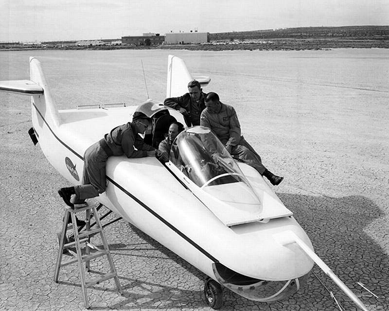S’il y en a bien un, en 1963, &agrave; prendre plaisir &agrave; rester dans la baignoire de bois, c’est bien Chuck Yeager, ici en grande conversation avec les techniciens, avant un envol  tract&eacute;.