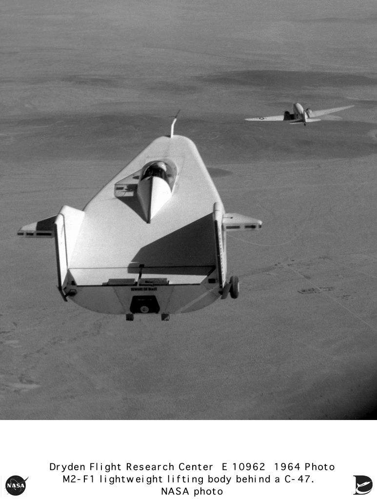 Le C-47 retrouve ses habitudes du d&eacute;barquement de 44, en redevenant remorqueur de planeur. A part que cette fois, le planeur, ici le M2F1, en 1963, est d&eacute;pourvu d’ailes !