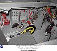 Les deux c&ocirc;t&eacute;s du cockpit du M2F2 : une instrumentation succinte, mais  de la t&ocirc;le rivet&eacute;e &agrave; l’&eacute;preuve des crash. Con&ccedil;u au d&eacute;part pour &eacute;quilibrer le poids des r&eacute;servoirs et u moteur fus&eacute;e, ce cockpit blind&eacute; sauvera la vie &agrave; Bruce Peterson, devenu &laquo; l’homme bionique &raquo;.
