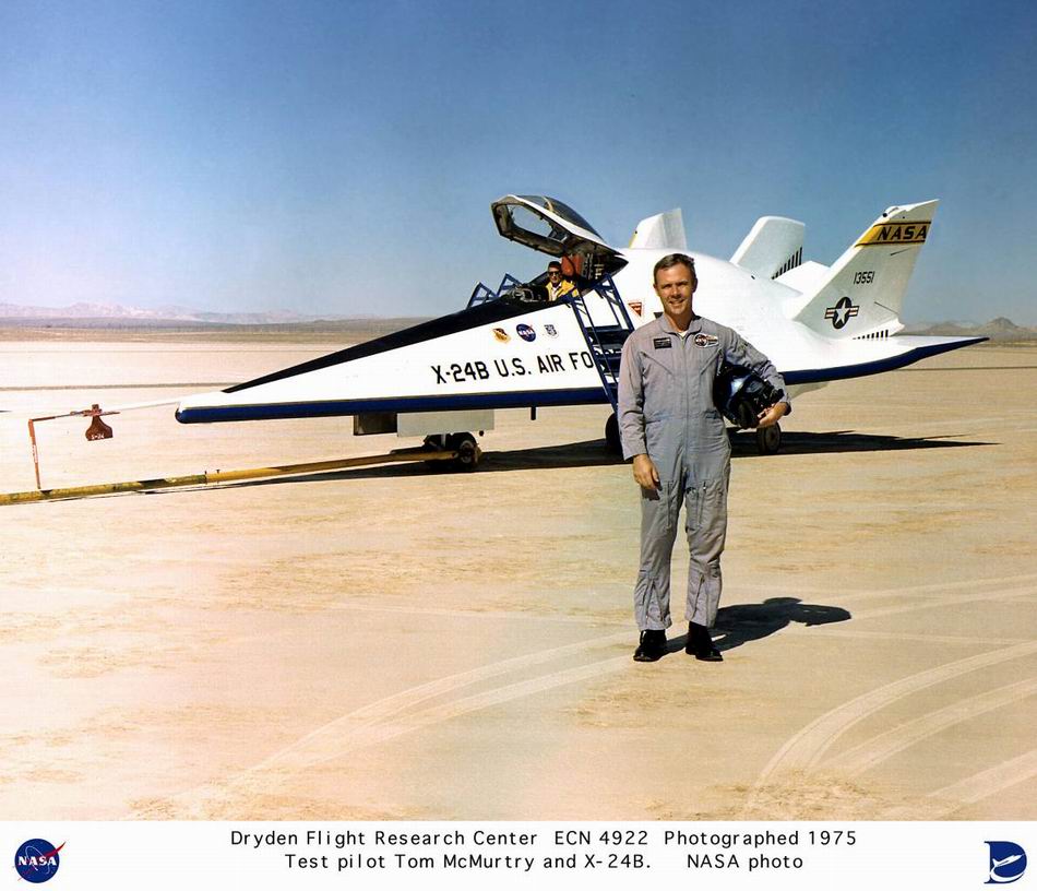 Tom MacMurtry apr&egrave;s un des derniers vols du X-24B, en 1975.