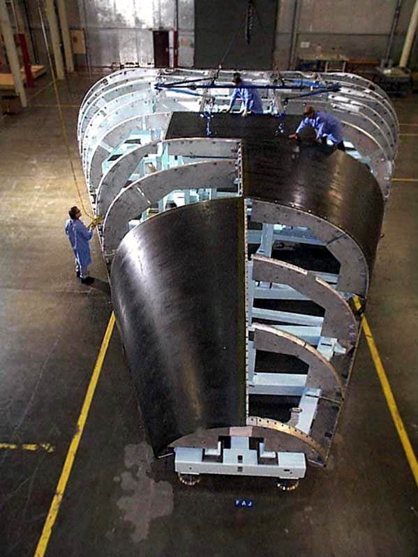 La NASA, pour le rev&ecirc;tement du projet X-33 revient &agrave; l’Inconel, mont&eacute; sur une structure s&eacute;par&eacute;e d’une deuxi&egrave;me int&eacute;rieure par un mat&eacute;riau absorbant. Ici, la construction en cours en d&eacute;cembre 2000 du X-33.
