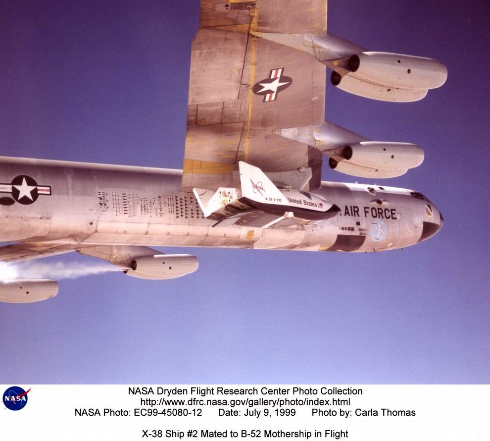 On prend les m&ecirc;mes et on recommence 30 ans apr&egrave;s : l’arrimage du X-38, le 30 juillet 97, sur le m&acirc;t du B-52 qui a largu&eacute; le X-24A rappelle pas mal de souvenirs aux techniciens de la NASA. 