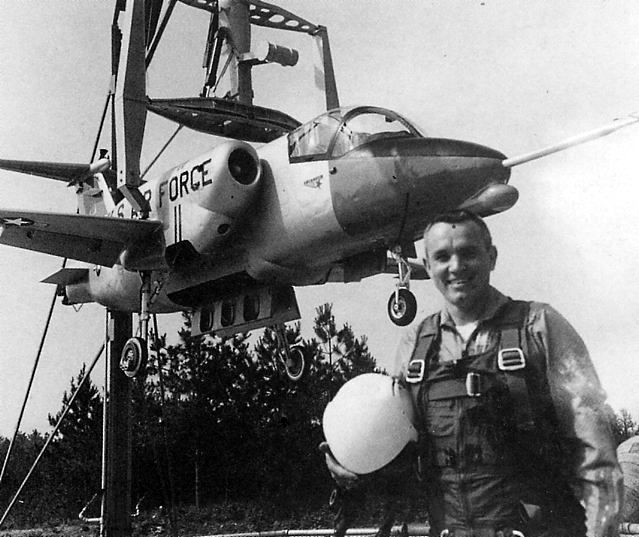 Le Lockheed XV-4B sous son portique d'essai