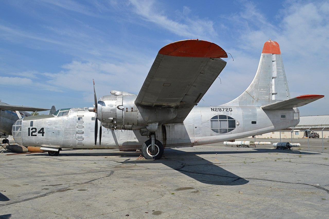 Consolidated PB4Y-2 Privateer au sol, de profil