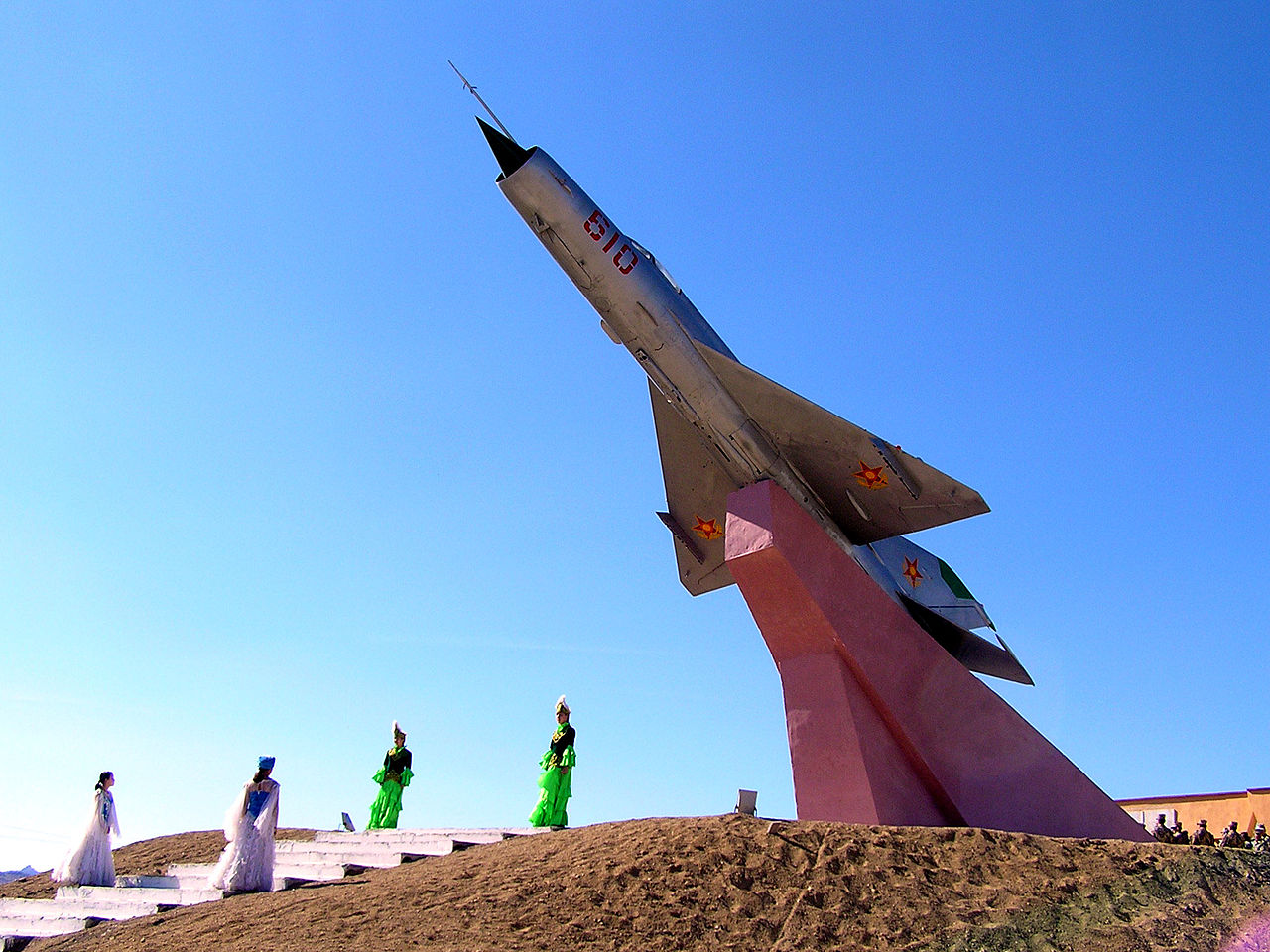 Mikoyan-Gourevitch MiG-21 kazakh sur piédestal