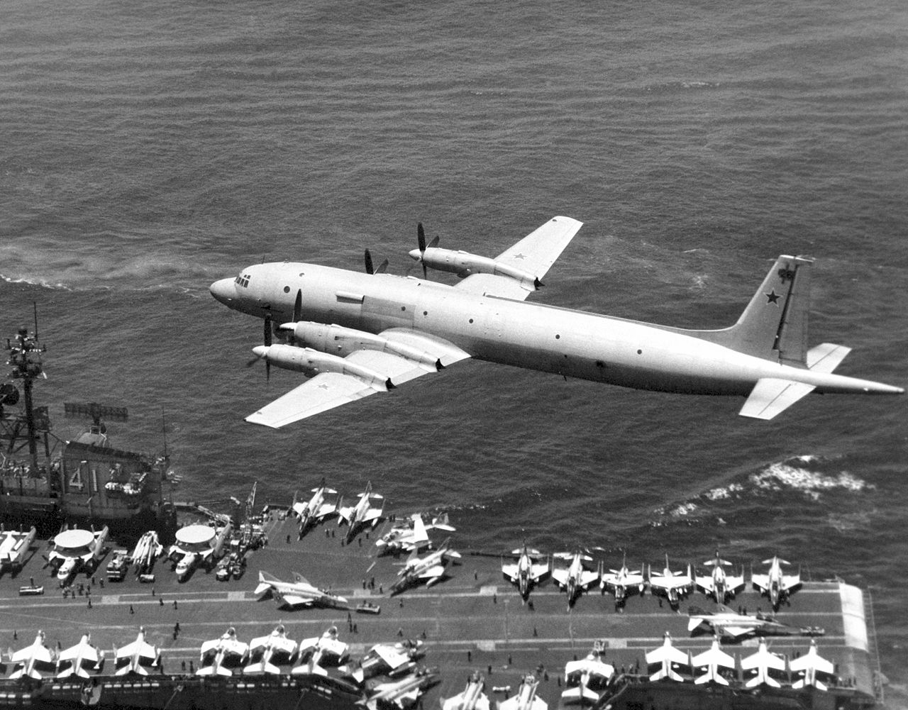 Iliouchine Il-38 survolant l'USS Midway