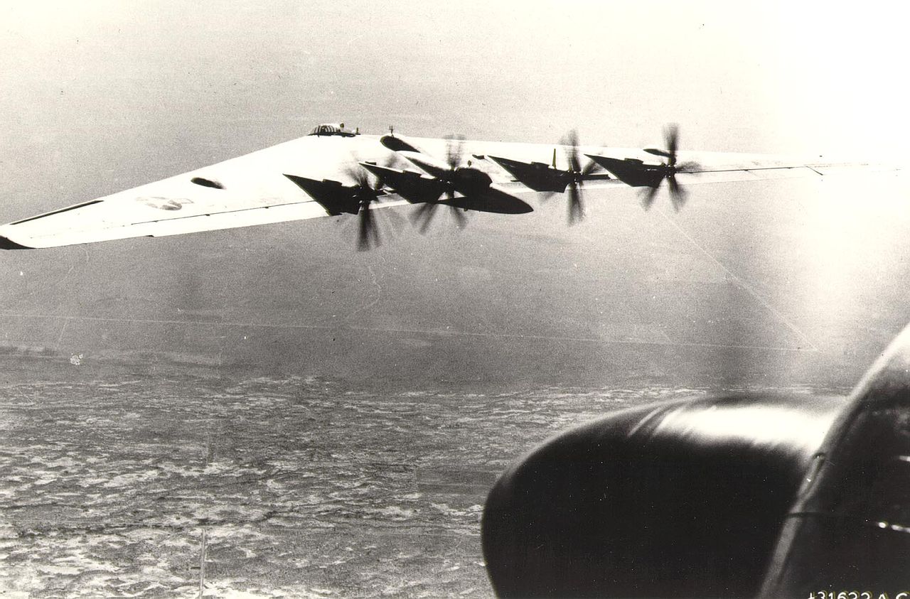 Northrop B-35 (XB-35) en vol vu de l'arrière