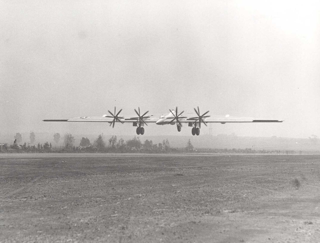 Northrop B-35 (XB-35) au décollage vu de l'arrière