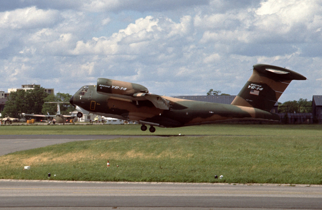 Boeing YC-14 camouflé au décollage