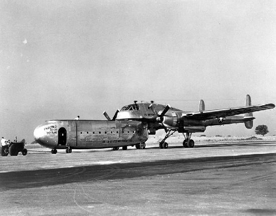 Fairchild XC-120 au sol, container en cours d'installation