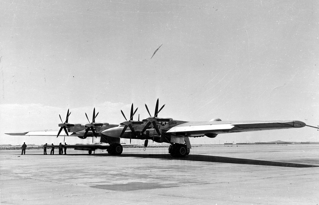 Northrop B-35 (XB-35) au sol vu de l'arrière