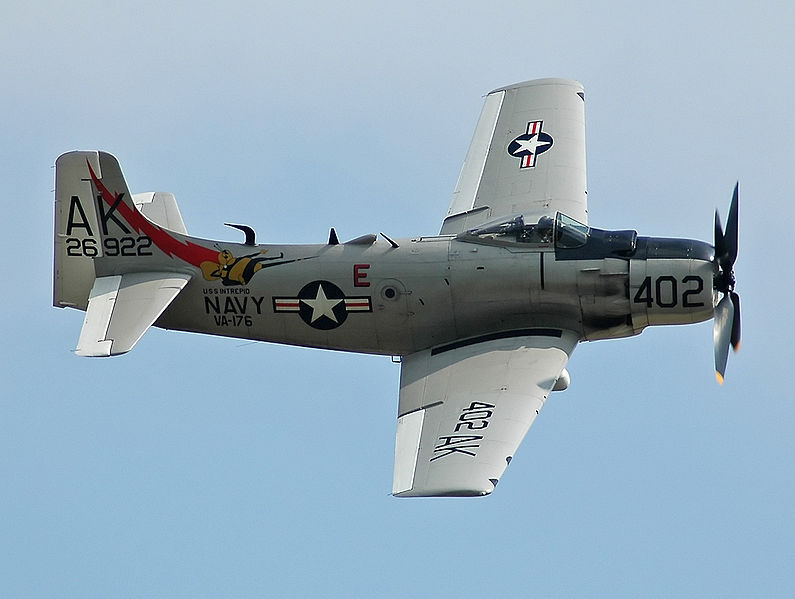 Douglas A-1 Skyraider (AD-4N) de l'US Navy en vol