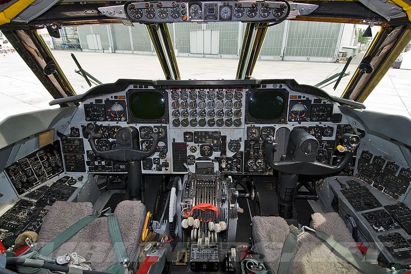 Boeing B-52H Stratofortress - Cockpit