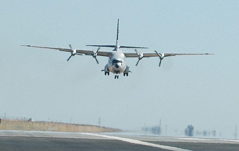 Douglas C-133A Cargomaster à l'atterrissage, de front