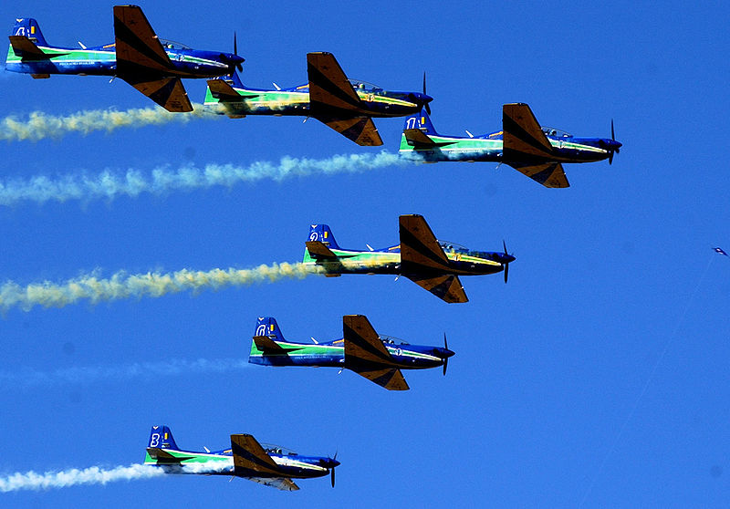 Patrouille Esquadrilha da Fumaça en formation