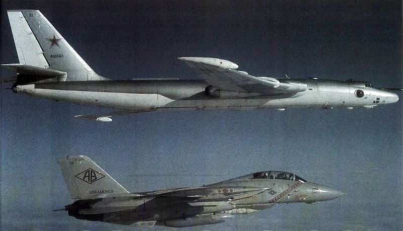 Myasishchev M-4 Bison (3M) soviétique escorté par un F-14A