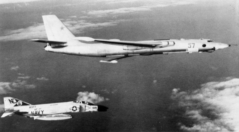 Myasishchev M-4 Bison (3M) soviétique escorté par un F-4B Phantom II