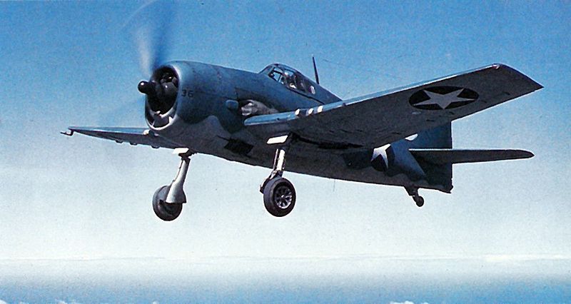 Grumman F6F Hellcat (F6F-3) de l'US Navy à l'atterrissage