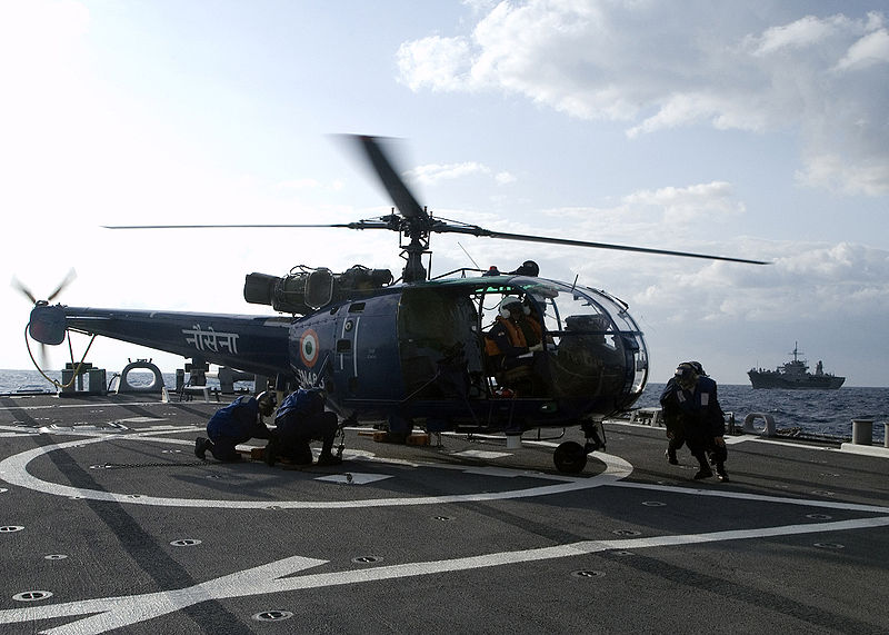 Sud-Aviation Alouette III (HAL Chetak) de la marine indienne sur le pont