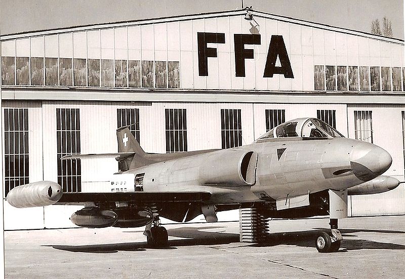 FFA P-16 Mk III en noir et blanc