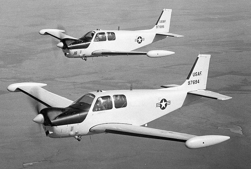 Beech 35 Bonanza (QU-22B) de l'USAF en formation