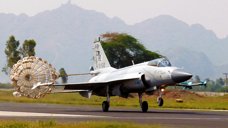 Chengdu/PAC JF-17 Block 1 Thunder pakistanais à l'atterrissage