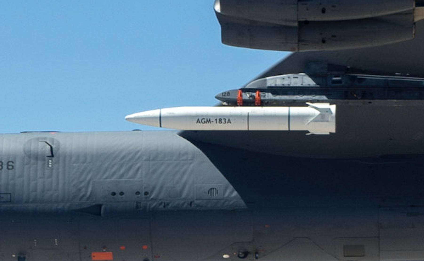 AGM-183A sous un B-52