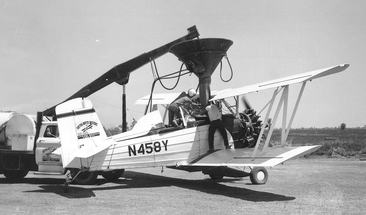 Grumman G-164 Ag Cat avec chargement du produit chimique