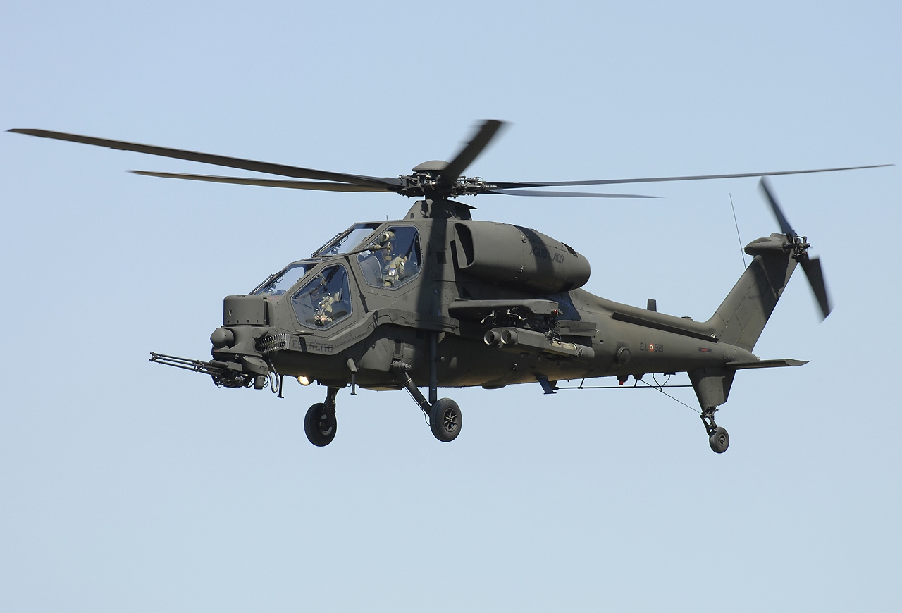 AgustaWestland AW129 CBT Mangusta de l'armée italienne vu de face