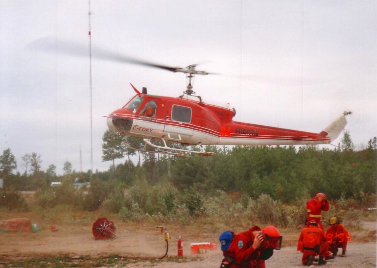 Bell 204B Iroquois civil en sustentation