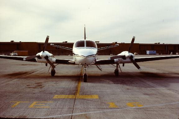 Cessna 404 Titan de front