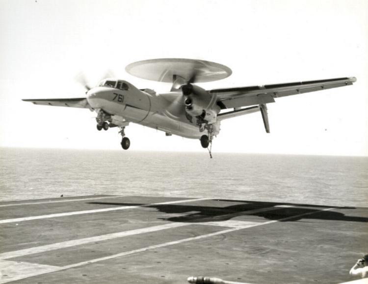 Grumman E-2A Hawkeye de l'US Navy à l'appontage