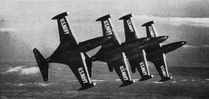 Grumman F9F Panther (F9F-5) de la patrouille Blue Angels en formation